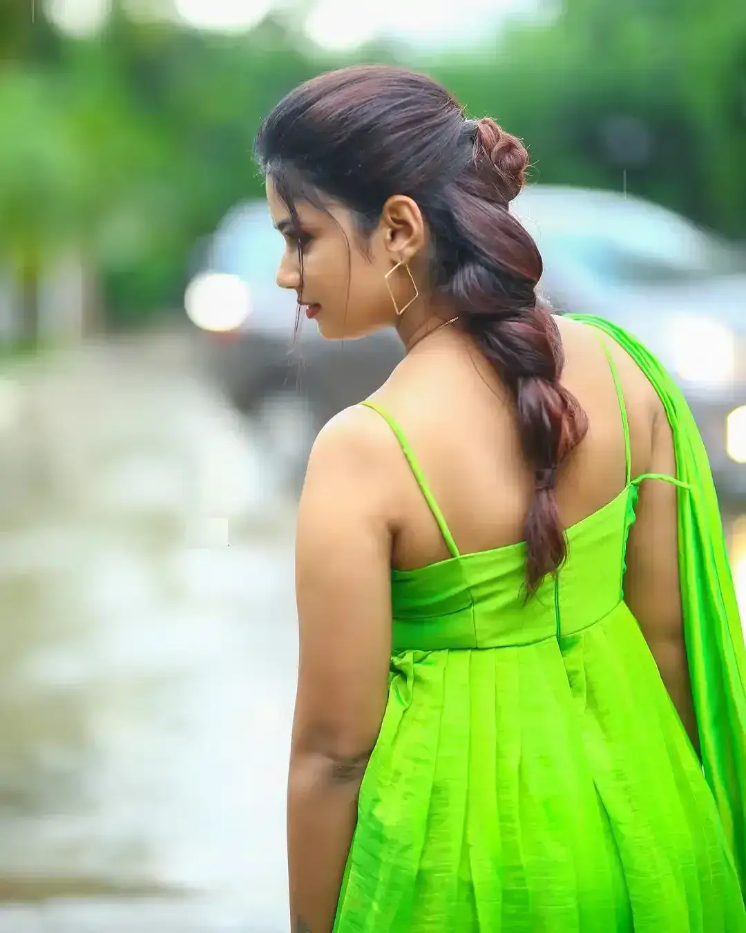 Indian Actress Ariyana Glory In Sleeveless Green Dress